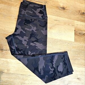 Zyia Camo Cropped Leggings Women's Size 12 Black Workout Gym Athletic